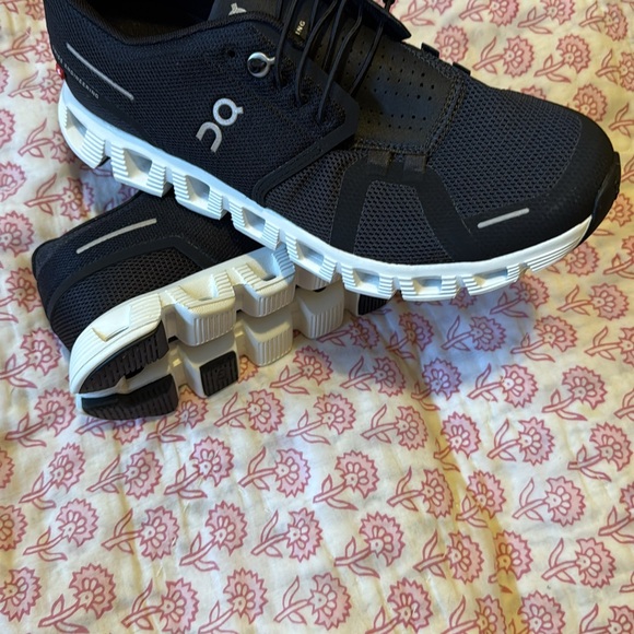 On Running Black and White Athletic Shoes - Picture 3 of 6